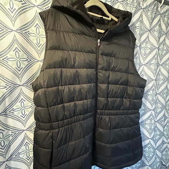 EUC Swiss Tech Black Quilted Vest w/Front Pockets & 2 Way Zipper, Elastic Waist - Picture 12 of 13